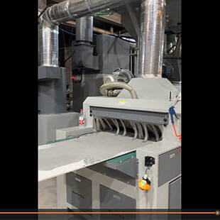 石材瓷砖通过式抛丸机喷砂处理工作视频