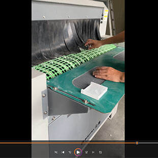 福建客户案例：塑胶制品输送式自动喷砂机工作视频