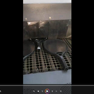 东莞客户案例：羽毛球拍输送式喷砂机工作视频