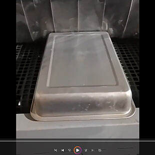 澳门客户案例：不锈钢盆输送式自动喷砂机工作视频