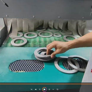 浙江客户案例：不锈钢磁环输送式自动喷砂机工作视频