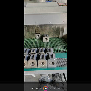 北京客户案例：铸铁件输送式自动喷砂机工作视频
